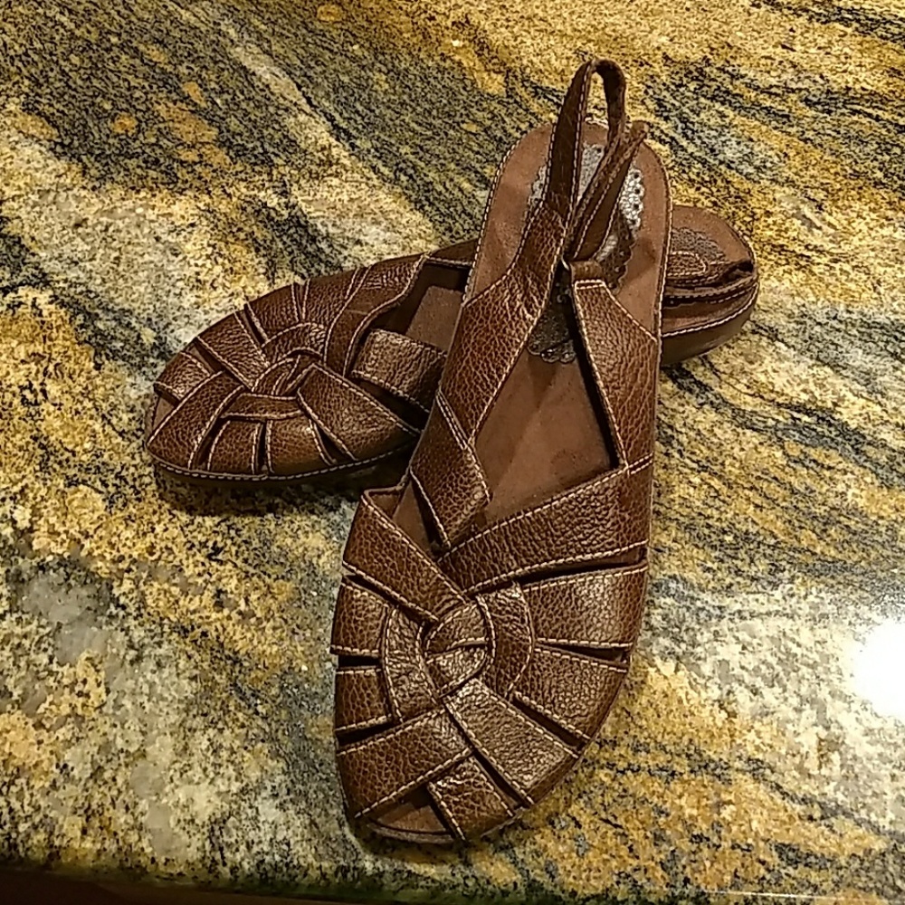 Bare Traps leather sandals euc